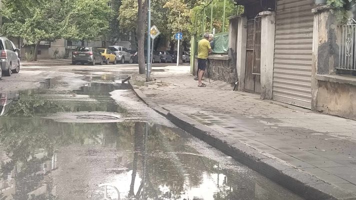 Улица "Пенчо Славейков" в широкия център на Пловдив е наводнена.