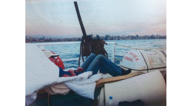СПОКОЙСТВИЕ: След тежката война, която преживява в Ливан, репортерката се отдава на заслужена почивка на кораб край Бейрут.