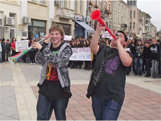 Ученици в Шумен излязоха с вувузели на протест срещу кратката коледна ваканция тази година. 
СНИМКА: СТОЯН СТОЯНОВ