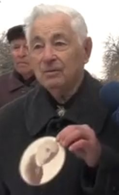 Никола Добрев държи снимка на прадядо си Иван Иванов, който е бил чичо на Алеко Константинов