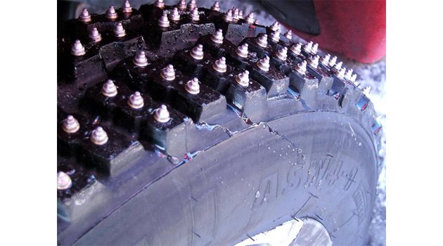 ТАРАЛЕЖ: Всяка от новите гуми "Мишлен", които ще се използват в шампионата на планетата от тази година, е обсипана с 400 "шпайка".