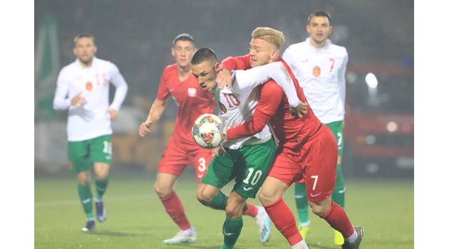 Станислав Иванов гардира топката и след секунда ще вкара третия гол за България. Снимка: фейсбук Team Bulgaria