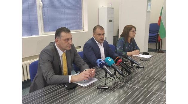 Окръжният прокурор Румен Попов и шефът на полицията ст. комисар Йордан Рогачев са провели разследването и операцията срещу Менду при пълна секретност. 