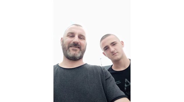 Тодор Бараков и синът му Тодор, който загина в катастрофата.