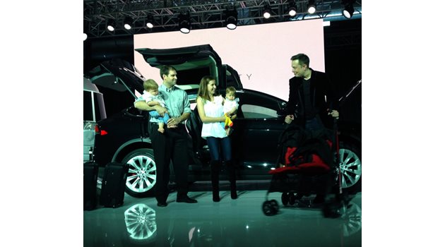 Боряна и Джей Би Стробъл с децата си и Илон Мъск на представянето на Модел Х на "Тесла" през 2015 г.