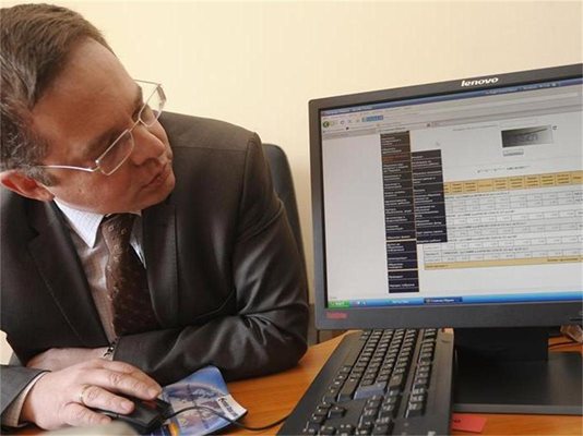 Зам.-кметът по финанси Дончо Барбалов проверява колко данъци дължи в сайта на общината.
СНИМКА: ЙОРДАН СИМЕОНОВ