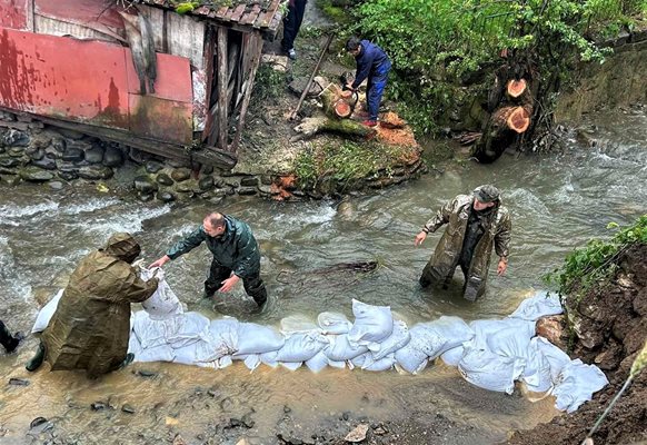 Помагат им и Сухопътните войски