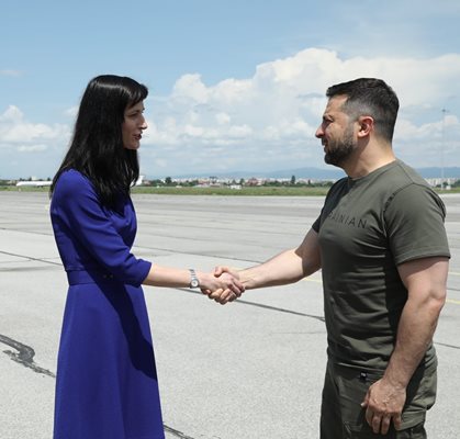 На летището в София Зеленски беше посрещнат от вицепремиера и министър на външните работи Мария Габриел СНИМКА: Пресцентър на Министерски съвет