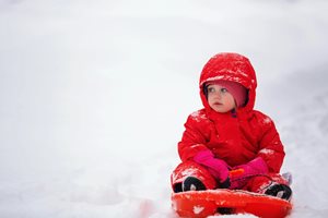 Основни правила за разходка с бебе в студени дни