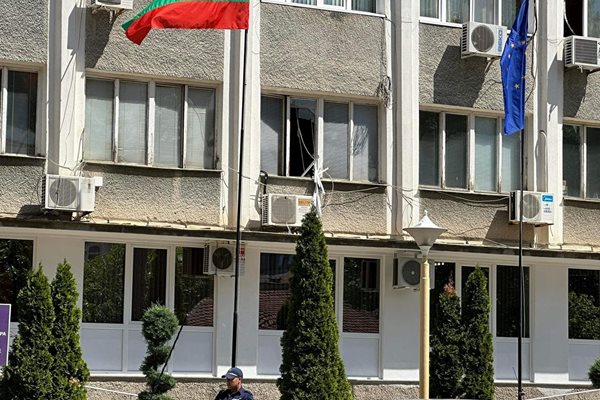 Арестантът скочил през счупения прозорец на втория етаж на полицията в Казанлък.
Снимка: Ваньо Стоилов