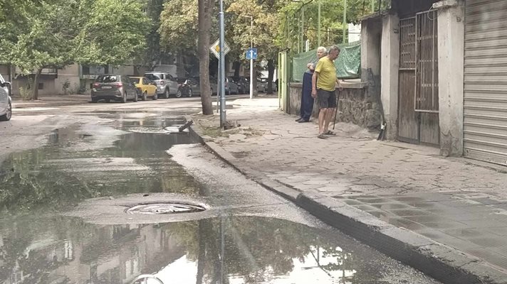 Живеещи на улица "Пенчо Славейков" недоумяват как може да се разхищава питейна вода посред лято.