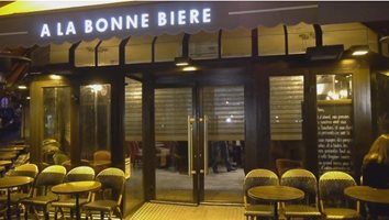 В Париж отново отвори врати едно  от заведенията от атентатите (видео)