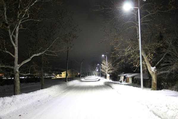 Няколко дни в силистренски села нямаше ток. С изграждането на автономно соларно улично осветление обаче хората в община Кайнарджа имат светли улици през нощта.  СНИМКА: ВЕРНИСАЖ