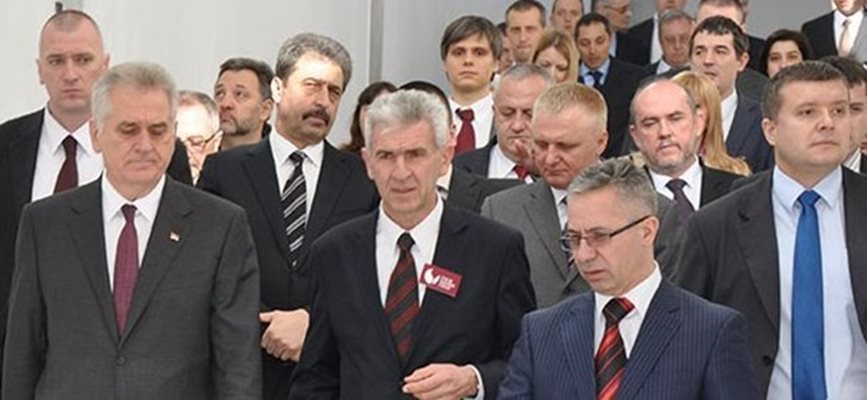 Томислав Николич (първият вляво) и Цветан Василев на откриването на обновения завод за стъкло в Парачин