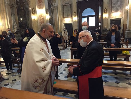 Свещеникът ни посреща кардинал Франческо Монтеризи

