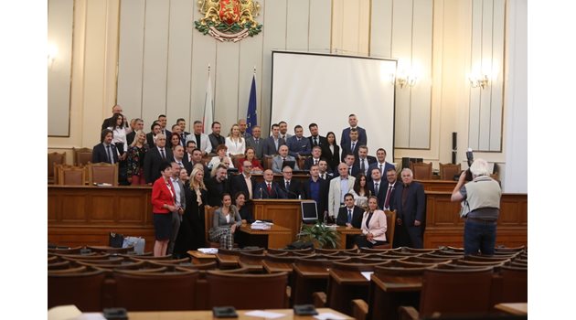 “Има такъв народ” си правят снимка на групата в пленарната зала, след като се разбра, че няма да има обща на всички депутати.