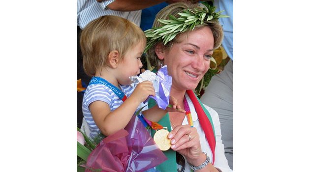 ДВОЙНО ЗЛАТО: Мария Гроздева държи Маги, на мама златото, допълнен с титла от игрите.