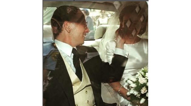 Красивият кадър от автомобила на сватбата на княз Кардам Търновски и Мириам де Унгрия