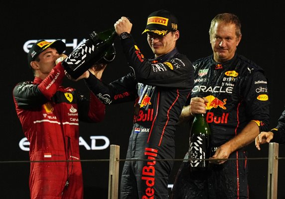Макс Верстапен (в средата) от Red Bull празнува на подиума след победата в Гран при на Абу Даби. СНИМКА: РОЙТЕРС