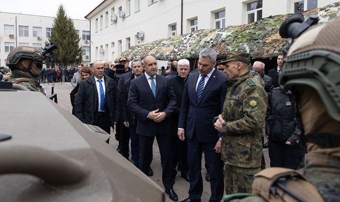Президентът Румен Радев и военните показаха на австрийския канцлер Карл Нехамер техниката, с която се охранява границата с Турция. 

СНИМКА: ПРЕССЛУЖБА НА ДЪРЖАВНИЯ ГЛАВА