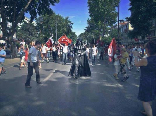 В Истанбул на улицата е и Дарт Вейдър