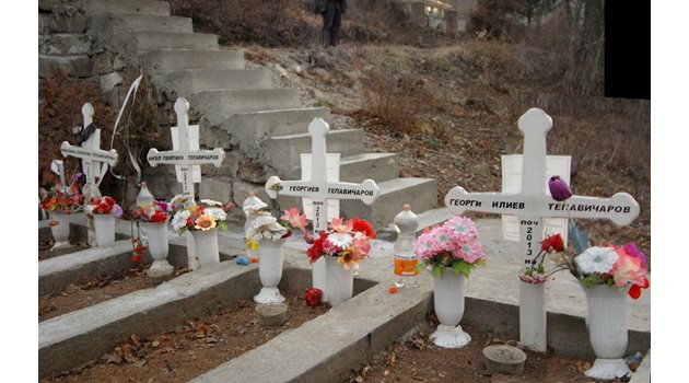 Тепавичарови са положени в общ гроб в Нареченски бани, между родителите са децата им.