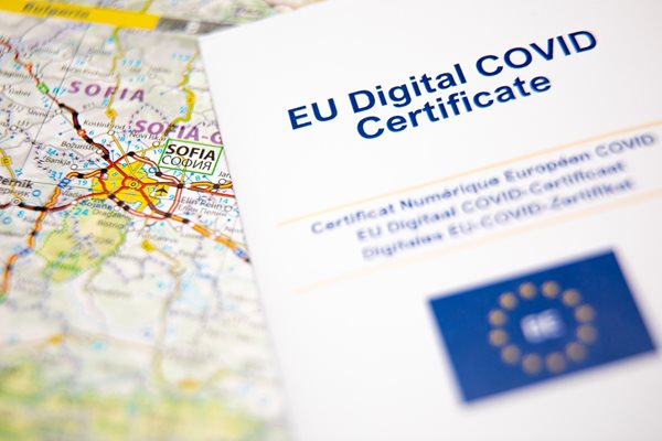 Сертификатът  ще е наличен и на хартиен носител.
СНИМКИ: EUROPEAN UNION, 2021