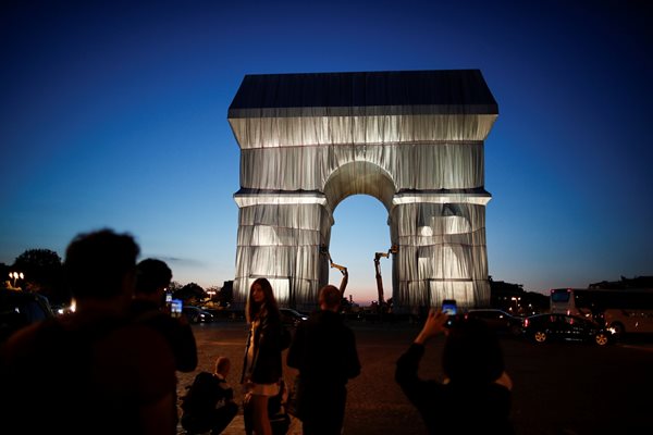 Опакованата Триумфална арка в Париж
Снимки: Ройтерс