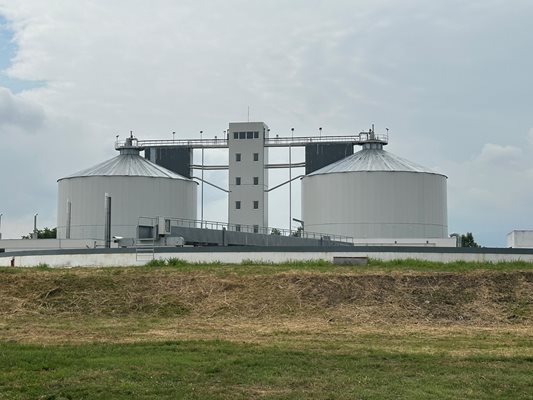 Двата големи метан танка ще превръщат утайката от водата в биогаз, с който ще се произвежда електричество за станцията.