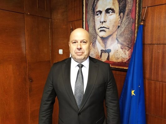 Васил Костадинов пред портрета на Васил Левски в директорския си кабинет.