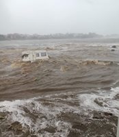 Каравани и коли плуват още в морето край Царево.