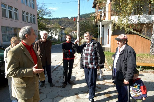 През 2004 г. проф. Огнян Герджиков посети Долно Уйно, което направи известно с интервю в “24 часа”.