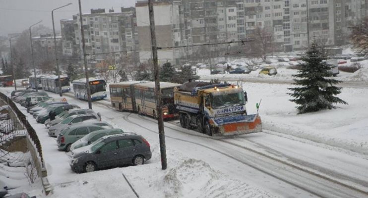 Снегорин разчиства пътя на рейсовете във Варна. СНИМКА: ОРЛИН РАДЕВ