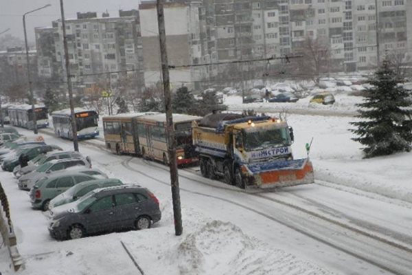 Снегорин разчиства пътя на рейсовете във Варна. СНИМКА: ОРЛИН РАДЕВ