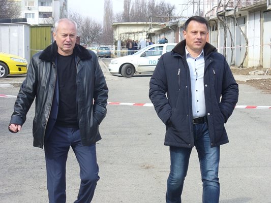 Окръжният прокурор на Стара Загора Дичо Атанасов (вляво) и директорът на областната дирекция на МВР Николай Кирков дойдоха при журналистите, за да съобщят подробности за трагедията. СНИМКИ: АВТОРЪТ