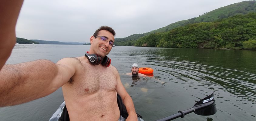 Младият ентусиаст във водите на езерото заедно с брат си Костадин Сотиров, който го придружава с кану