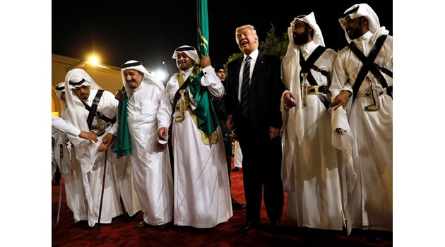 Доналд Тръмп играе с крал Салман и група млади принцове в Рияд танца със саби, наречен арда.  СНИМКА: РОЙТЕРС