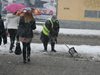 435  жени с гребла борят снега в Пловдив (снимки)