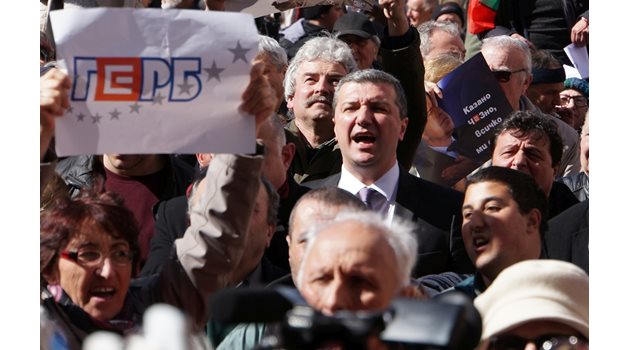 Зам.-председателят на лявата парламентарна група Драгомир Стойнев скандира на протеста.