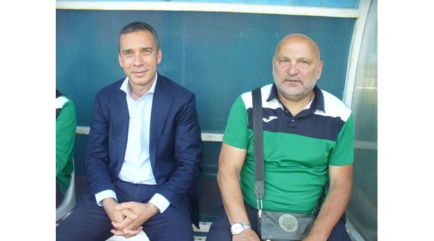 В началото на финалния мач кметът на Бургас Димитър Николов /вляво/ седна на резервната скамейка на "Нефтохимик", за да подкрепи съгражданите си.