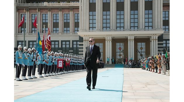 Палатът на Ердоган в Анкара, в който има 1150 стаи и допълнителна сграда с 250 стаи за негова лична резиденция.
