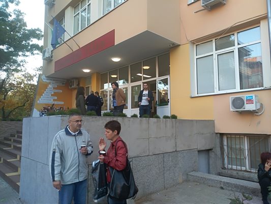 В ОУ "Димитър Талев" в пловдивския район "Кючук Париж" избиратели има от ранни зори