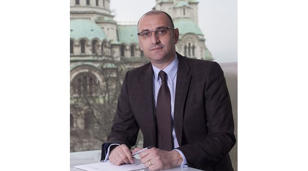 Милен Керемедчиев е роден на 27 септември 1968 г. Бил е зам.-министър на икономиката в правителството на Симеон Сакскобургготски, генерален консул в Дубай (2005-2007) и зам.-министър на външните работи в правителството на Сергей Станишев (2007-2009). В последните години се занимава с консултантски бизнес.
