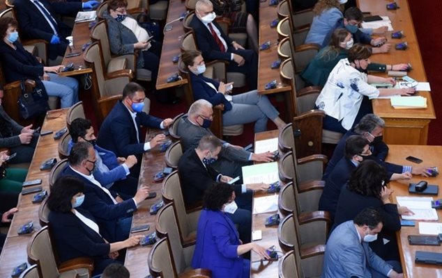 Без никакъв дебат, за броени минути, парламентът прие на второ четене с гласовете на всички парламентарни групи, без  БСП, промени в закона за акцизите, записани в преходните и заключителни разпоредби на закона за здравето. СНИМКА: Велислав Николов
