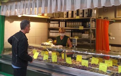 Only young people can enter the store outside the hours 8 and 10 in the morning.  PHOTO: Nikolay Litov