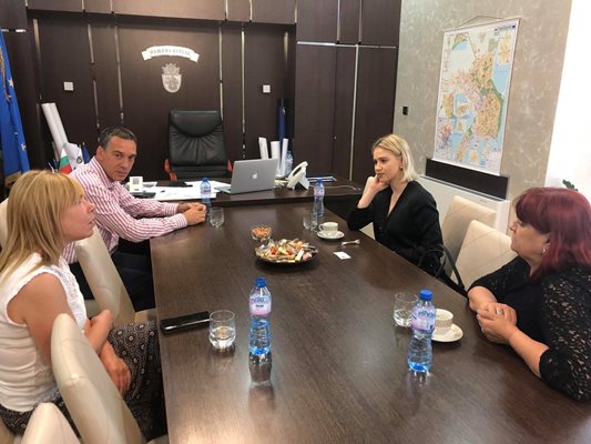 В сградата на общината Мария Бакалова се срещна с кмета на Бургас Димитър Николов и заместничката му Диана Саватева. С актрисата бе и майка й Румяна.