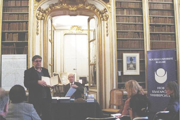 Проф. Явор Конов (в средата) в залата във версайската библиотека, където е представен преводът му на Речник по музика от Бросар. Вляво - френският учен Жан Дюрон
