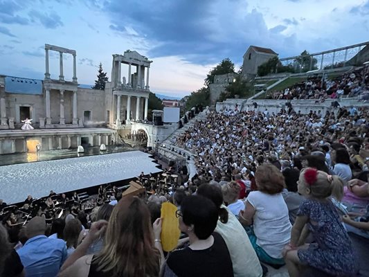 Хиляди изпълниха Античния театър, за да гледат снощи "Орфей и Евридика".
