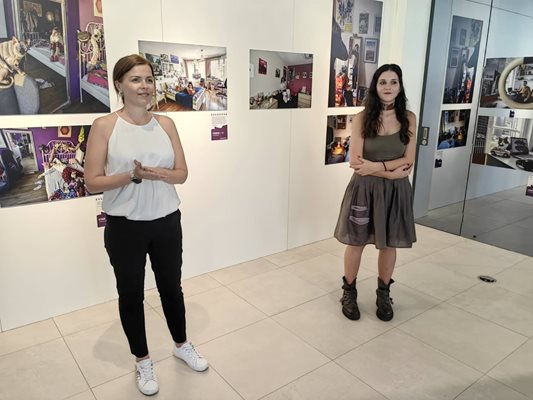 София Симеонова (вдясно) на откриването на изложбата си
СНИМКА: ГЕОРГИ КЮРПАНОВ