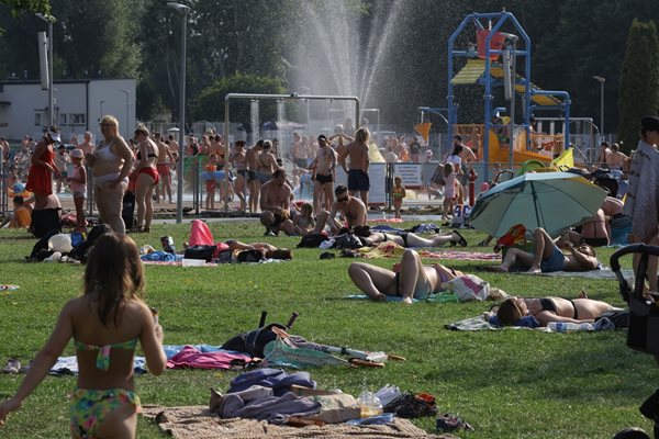 Топлото време накара хора да оставят работата и да се разхлаждат в басейни и реки.